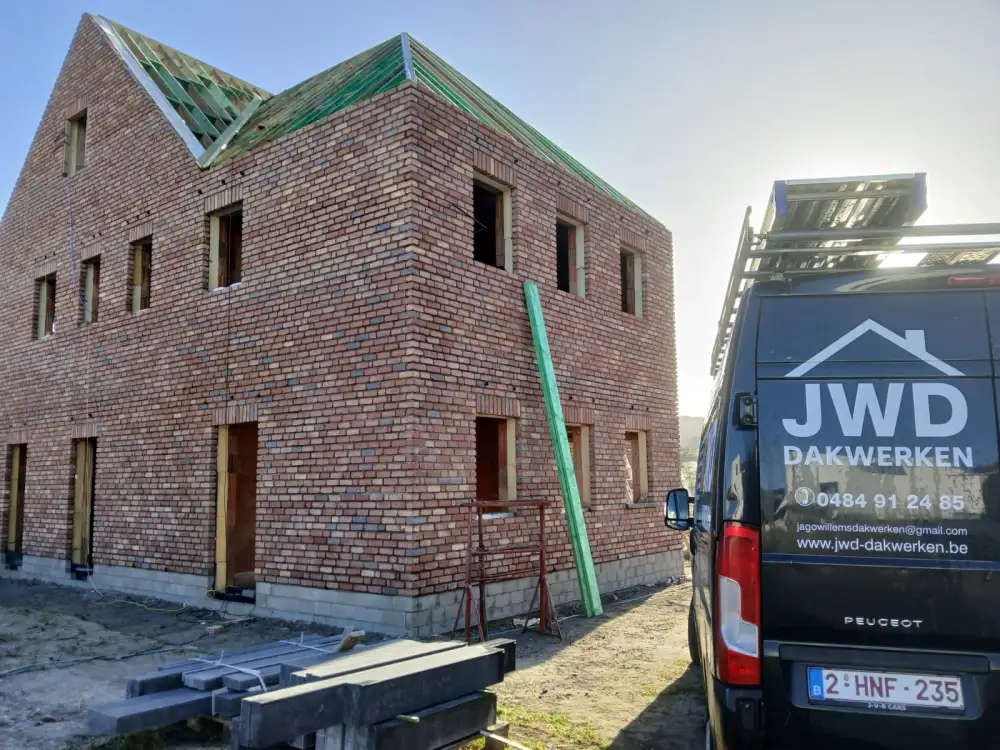 Dakproject in uitvoering met bestelwagen van JWD Dakwerken